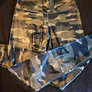 Nike Dri-FIT One Mid-Rise Green Camo Leggings Women’s Sz medium